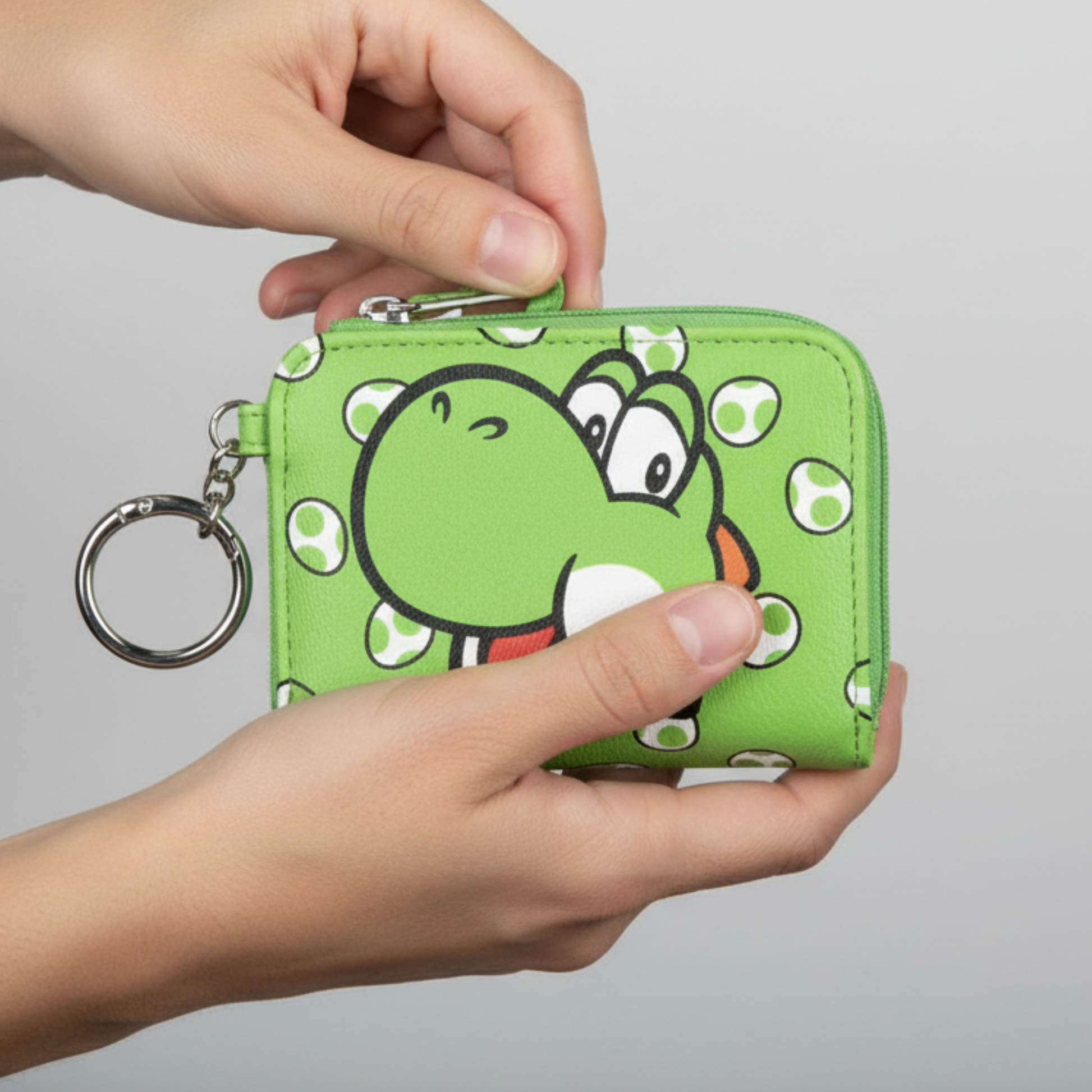Bioworld - Monedero de Yoshi Super Mario Nintendo, Verde con Pattern de Huevos, Espacio para Tarjetas, con Colgante para Llavero - Para Dama - Fan Army