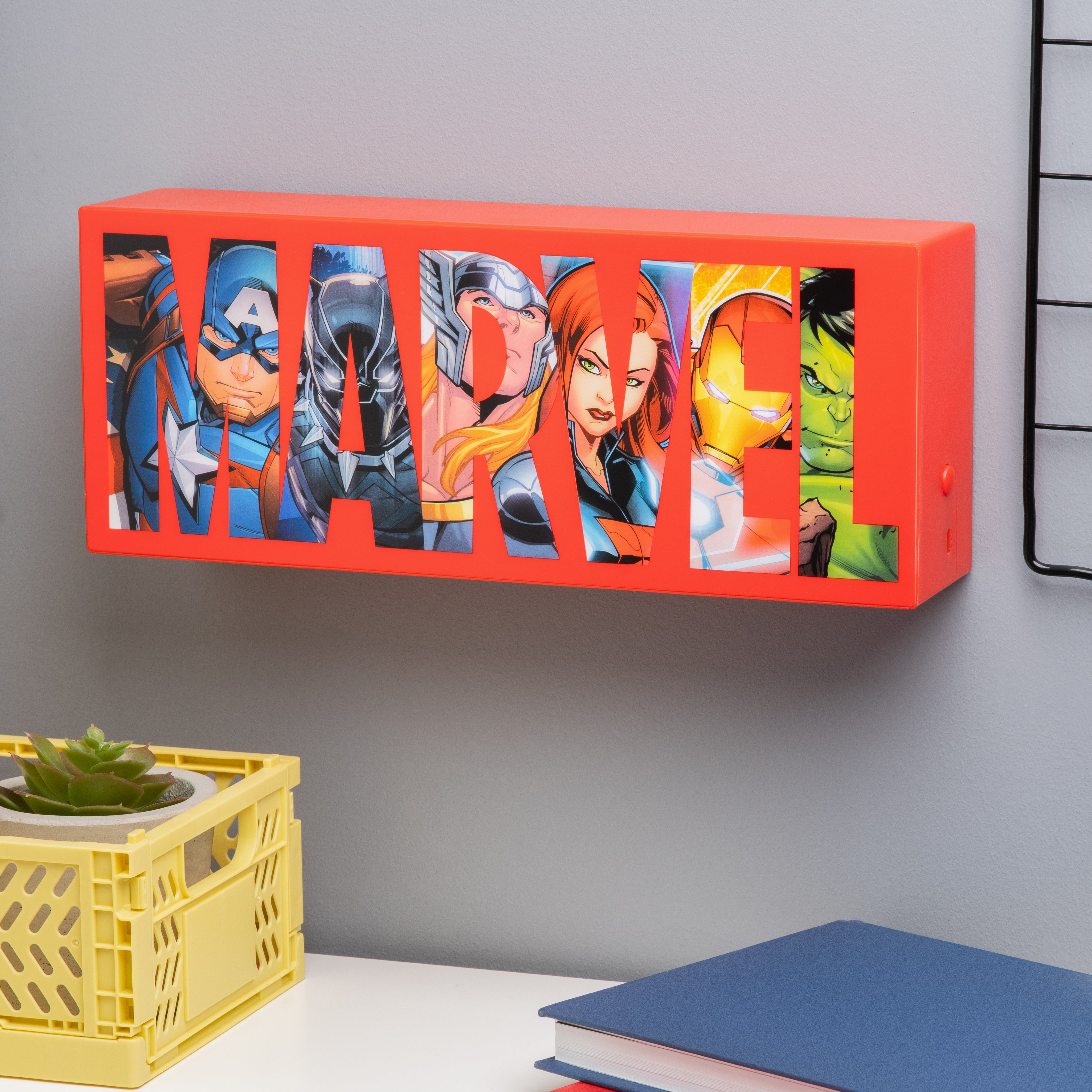 Lámpara Logo Marvel con Personajes Luz de Noche Original - Fan Army