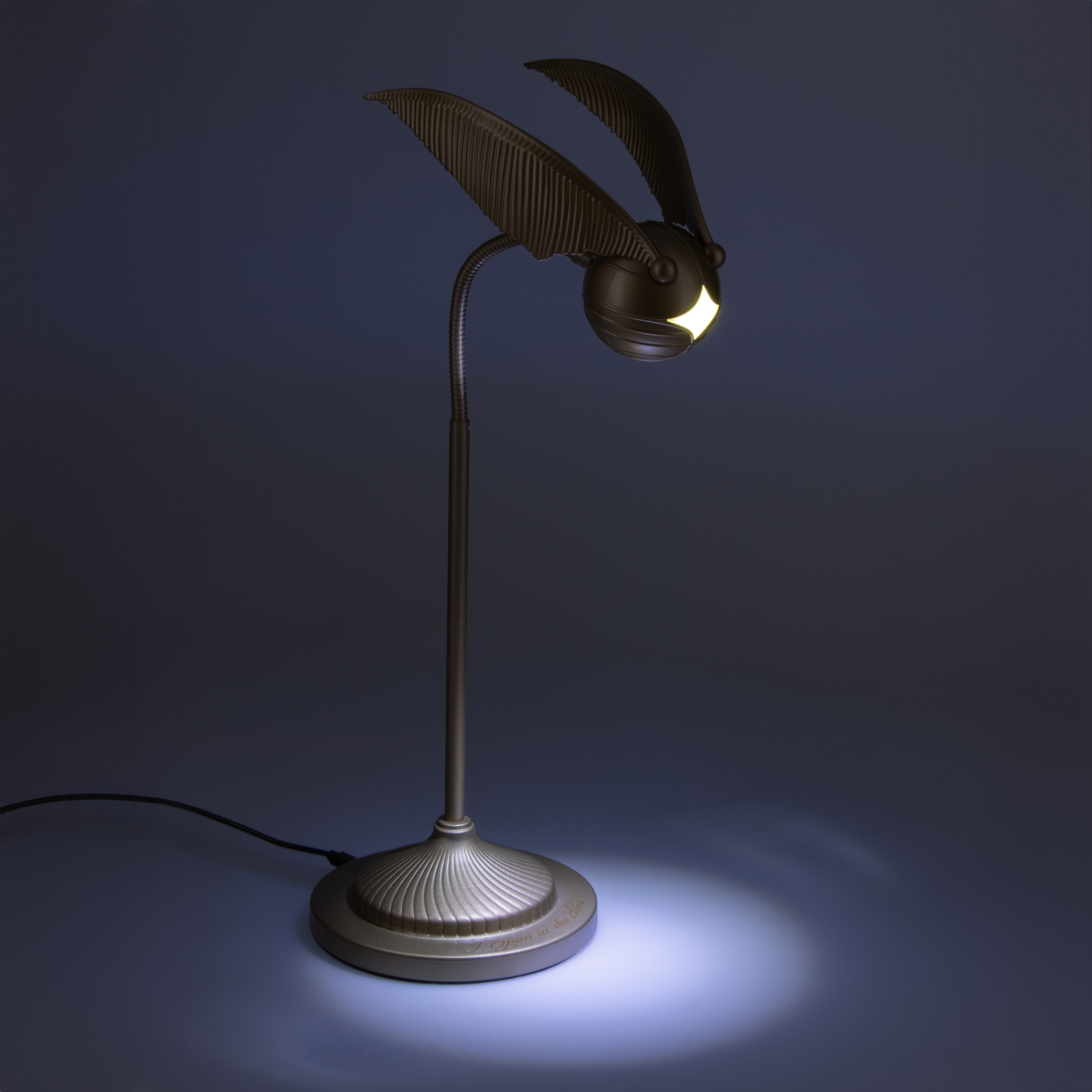 Lámpara de Escritorio Golden Snitch 40 cm Articulable con 3 Modos de Luz, USB, Oficial