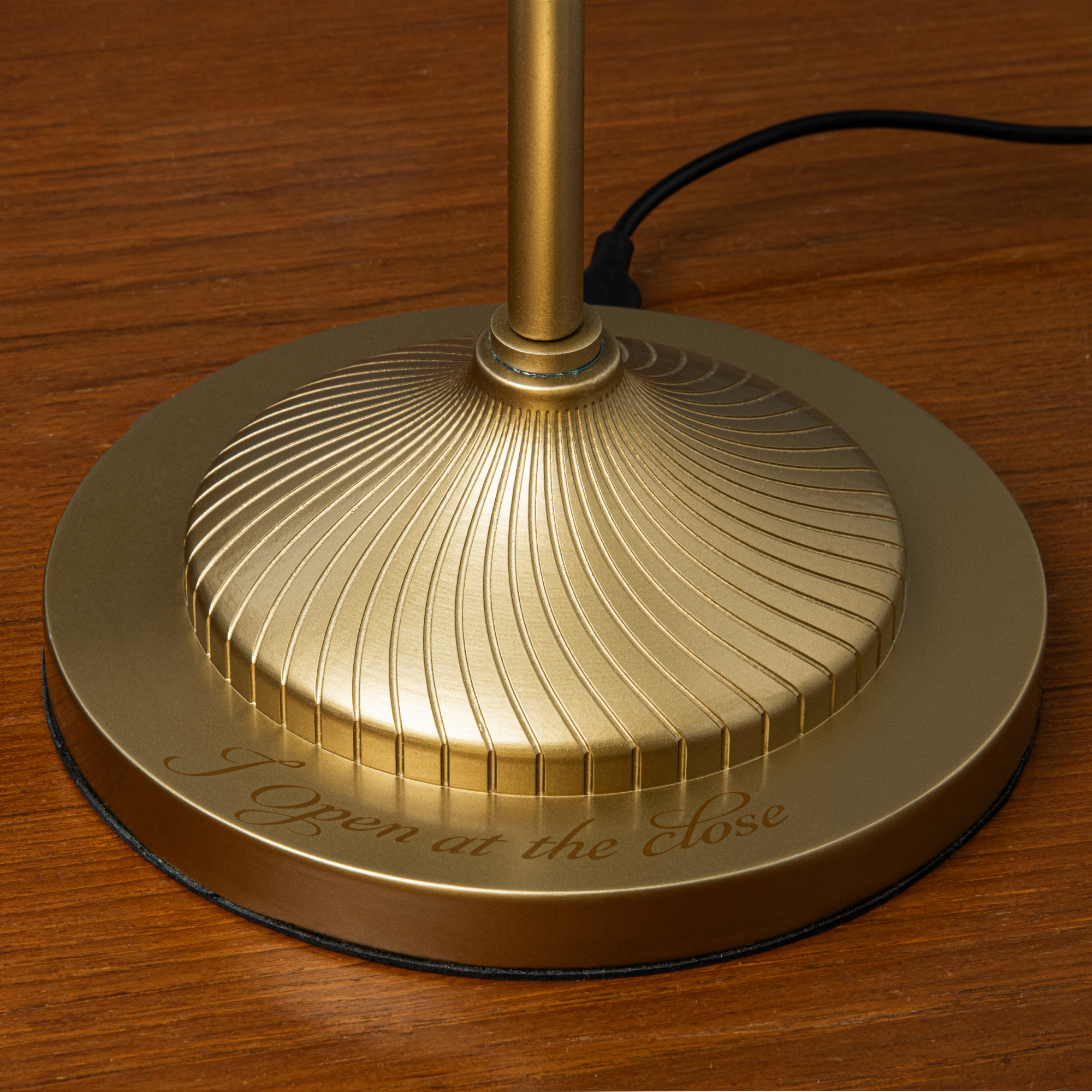 Lámpara de Escritorio Golden Snitch 40 cm Articulable con 3 Modos de Luz, USB, Oficial