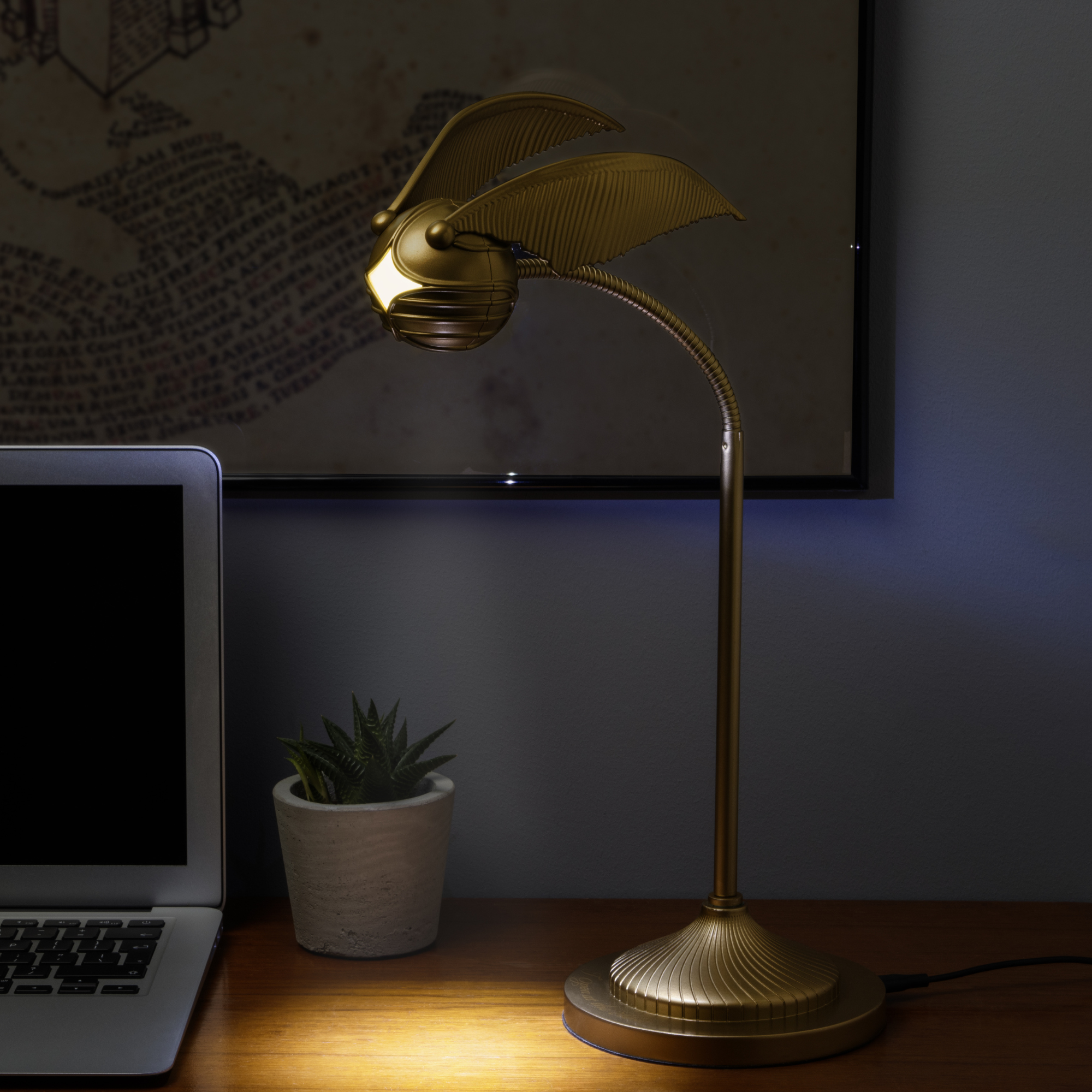 Lámpara de Escritorio Golden Snitch 40 cm Articulable con 3 Modos de Luz, USB, Oficial