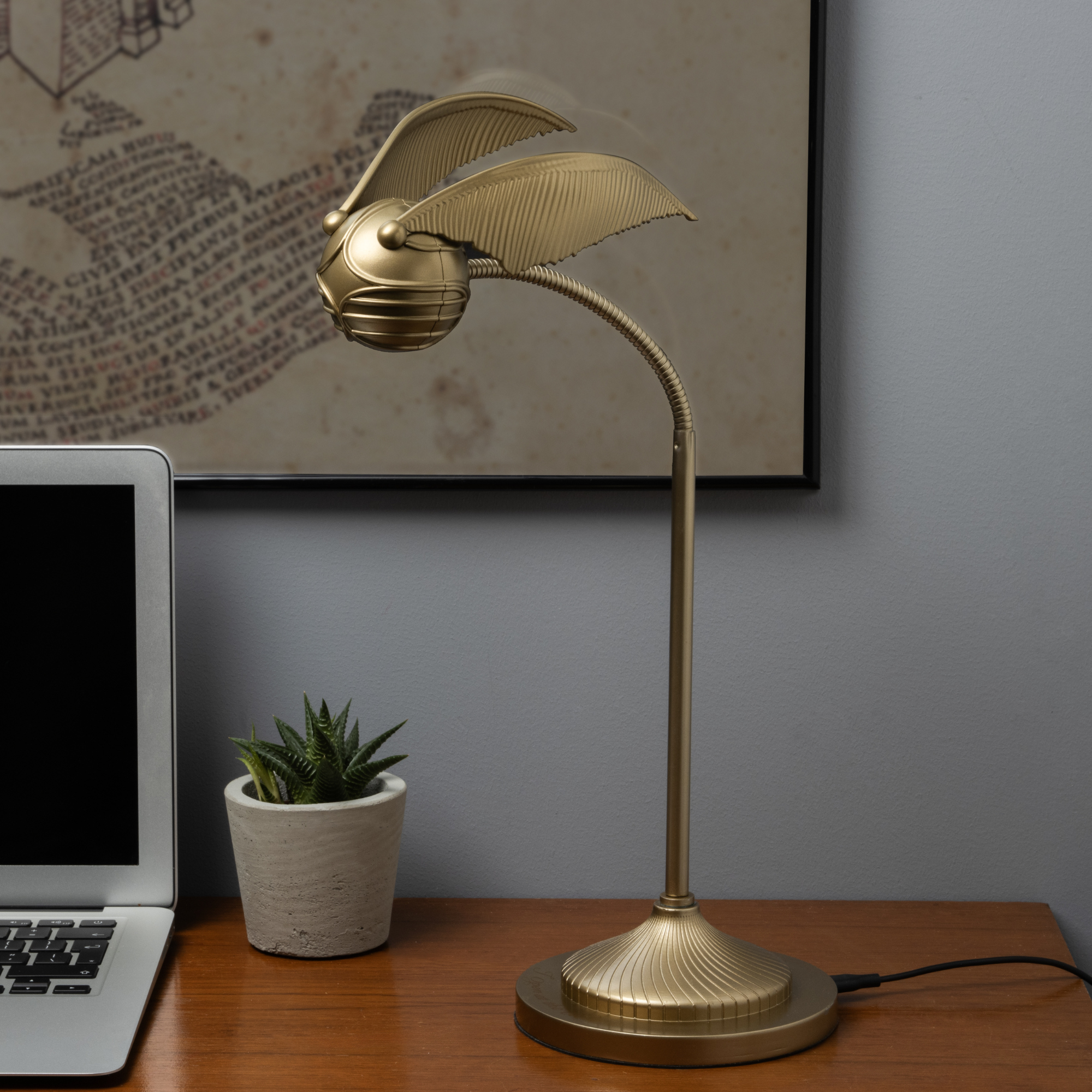 Lámpara de Escritorio Golden Snitch 40 cm Articulable con 3 Modos de Luz, USB, Oficial