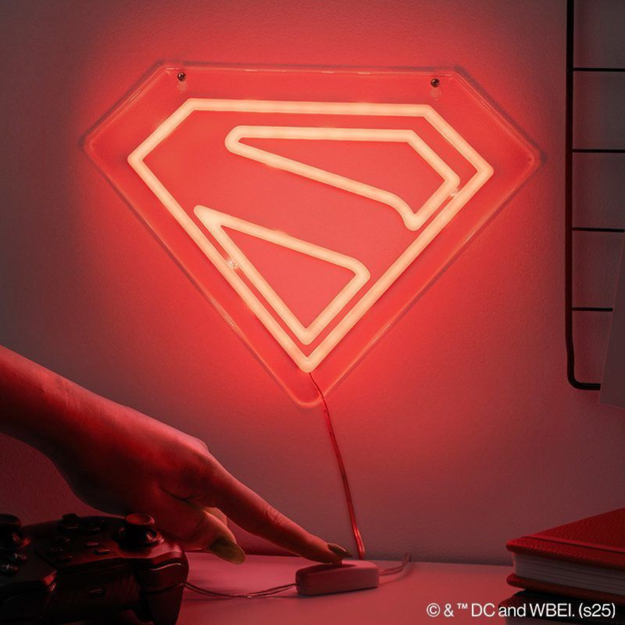 Lámpara LED Neon Superman 24 cm Escudo “S” Rojo, Montable en Pared, USB Oficial DC - Fan Army