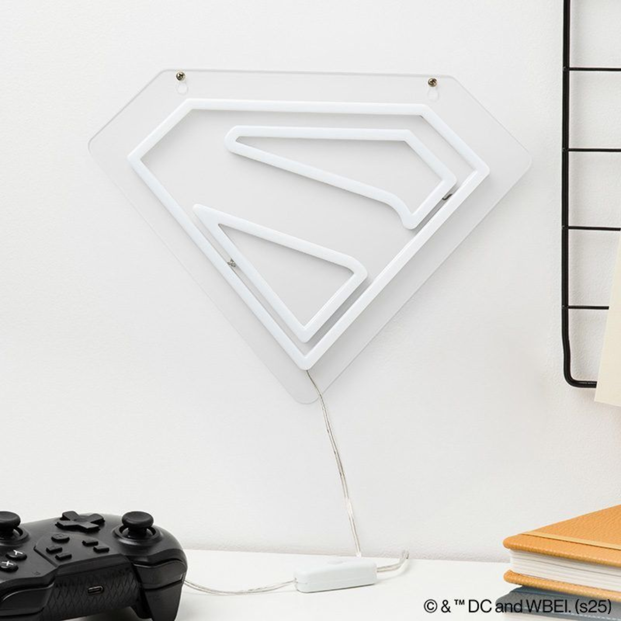Lámpara LED Neon Superman 24 cm Escudo “S” Rojo, Montable en Pared, USB Oficial DC - Fan Army