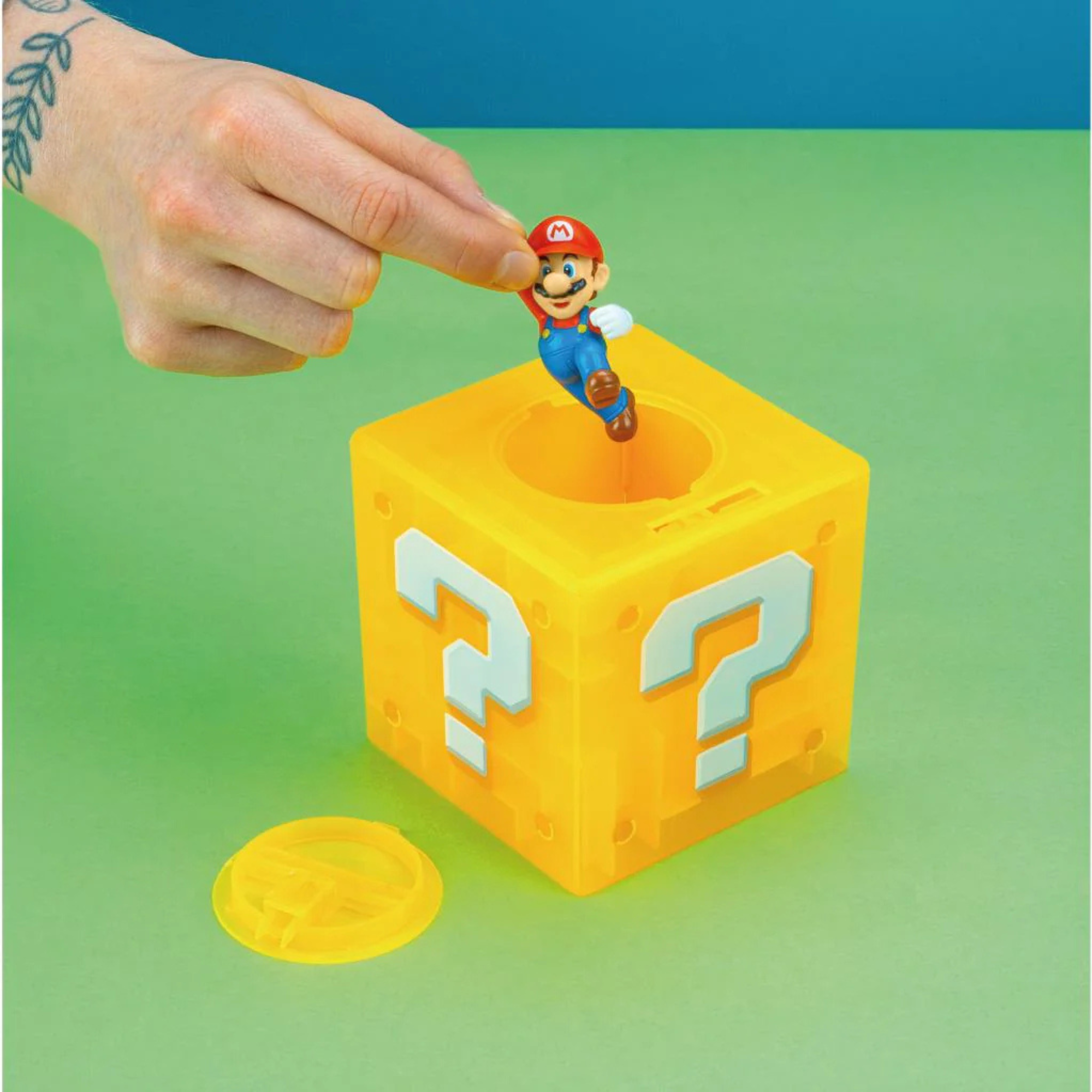 Super Mario Question Block Maze Safe Alcancía con Laberinto y Figura de Mario Oficial Nintendo