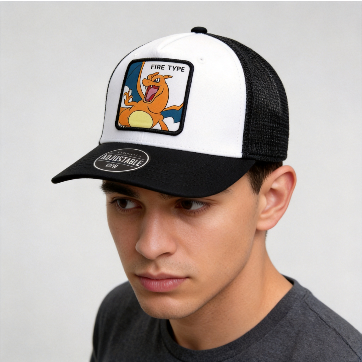 Gorra Pokémon Charizard Adulto Negra y Blanca Tipo Trucker Ajustable