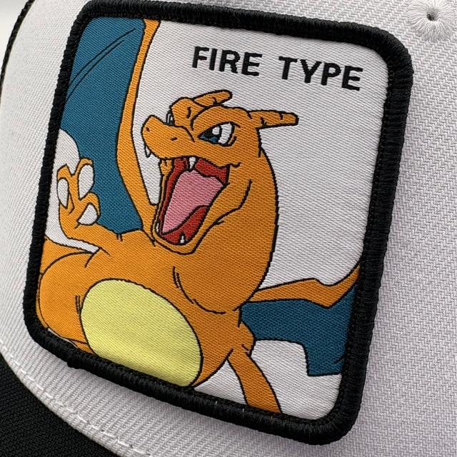 Gorra Pokémon Charizard Adulto Negra y Blanca Tipo Trucker Ajustable