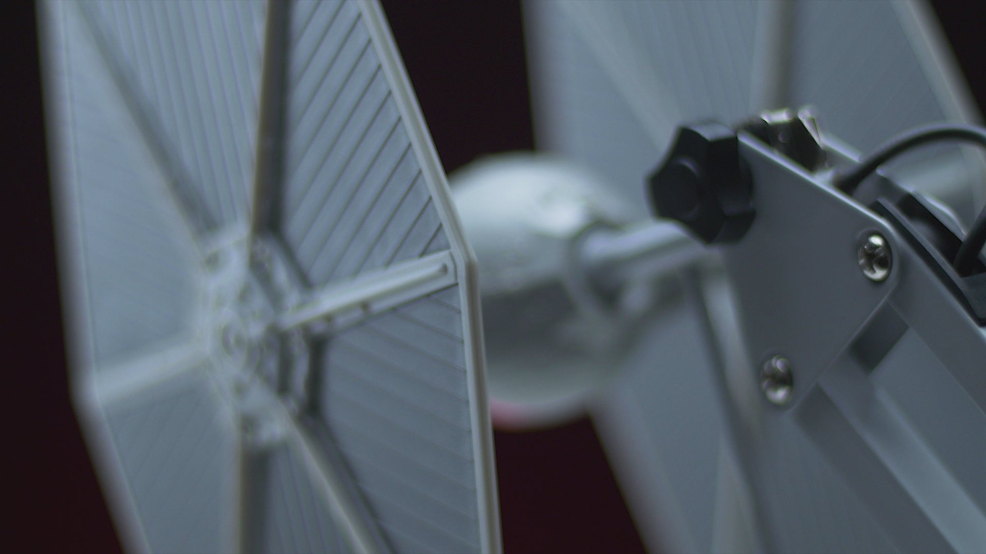 Cargar vídeo: Lámpara de Escritorio Posable TIE Fighter Luz de Noche Original